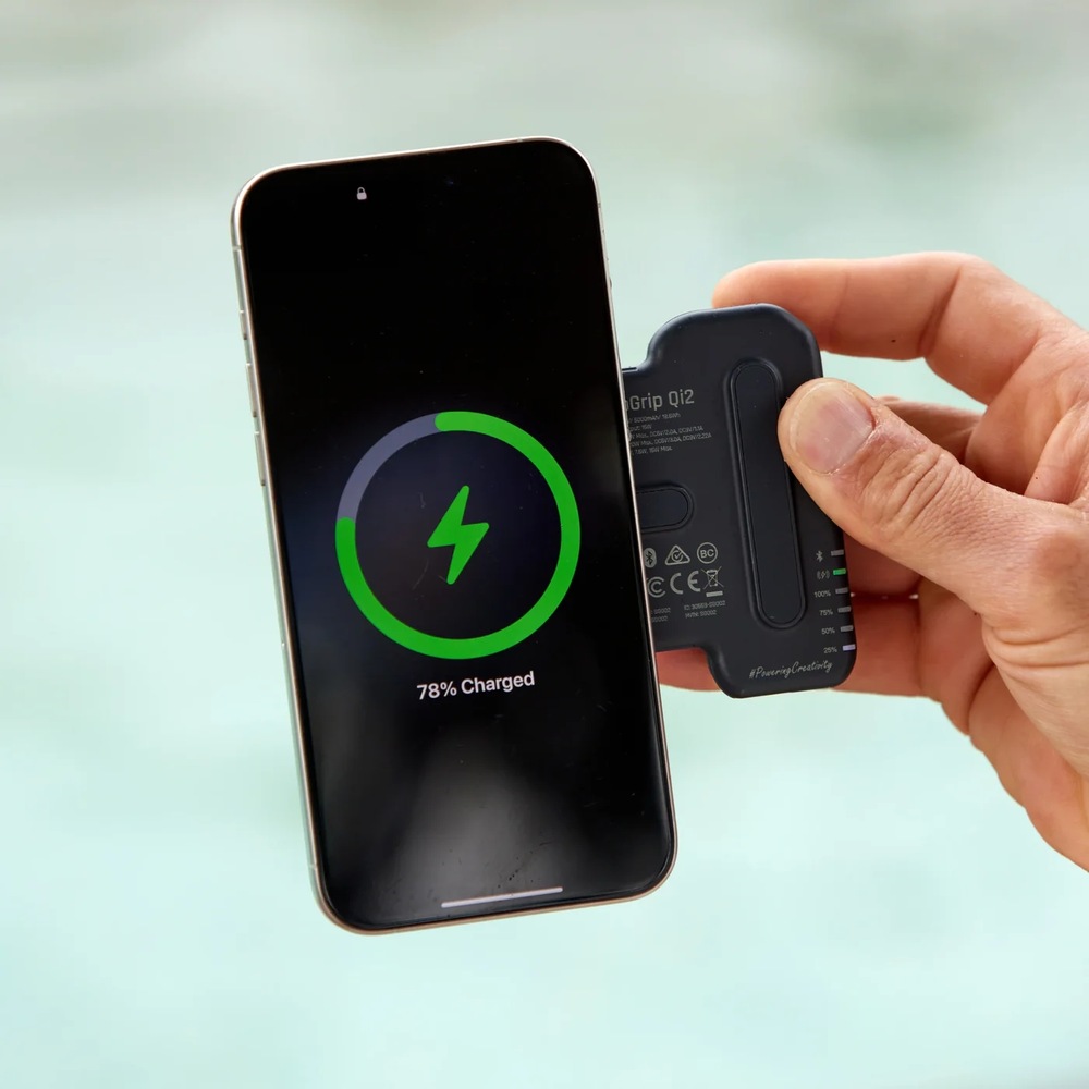 Držiak na mobil ShiftCam SnapGrip Pro čierny Ruka drží magnetický držiak ShiftCam s telefónom
