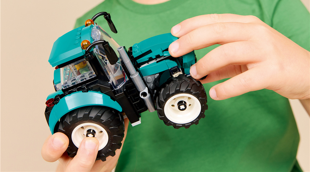 Stavebnica LEGO® City 60498 Traktor Štyri veľké kolesá a priestranná kabína robia z traktora ideálneho pomocníka pre detské farmárske dobrodružstvá.