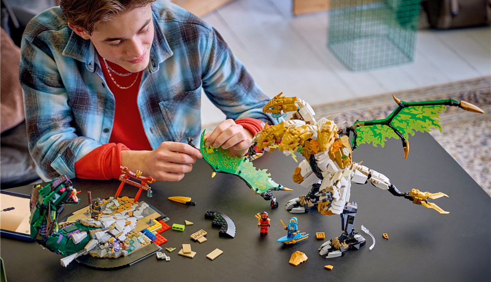 Stavebnica LEGO® NINJAGO® 71872 Ultra dračí súboj Štvorhlavý drak a Veľký Požierač vytvárajú dramatickú scénu plnú napätia, ktorá vynikne vo vitríne.