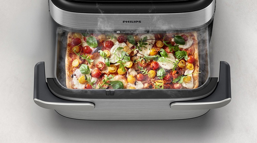 Fritéza teplovzdušná Philips Airfryer Dual Basket s párou 9,5 l NA565/02 čierna/strieborná Teplovzdušná fritéza Philips NA565/02 s veľkým XXL košom, v ktorom sa pripravuje pizza s paradajkami, mozzarellou a bazalkou.