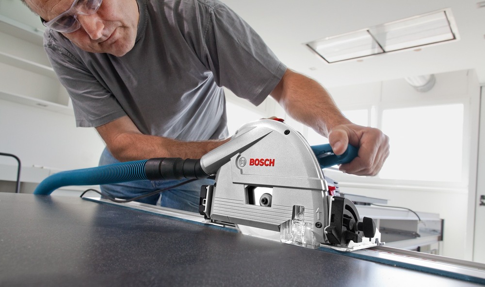 Ponorná píla Bosch Professional GKT 55 GCE Ponorná píla Bosch Professional GKT 55 GCE je vybavená uhlíkovým elektromotorom s príkonom 1 400 W