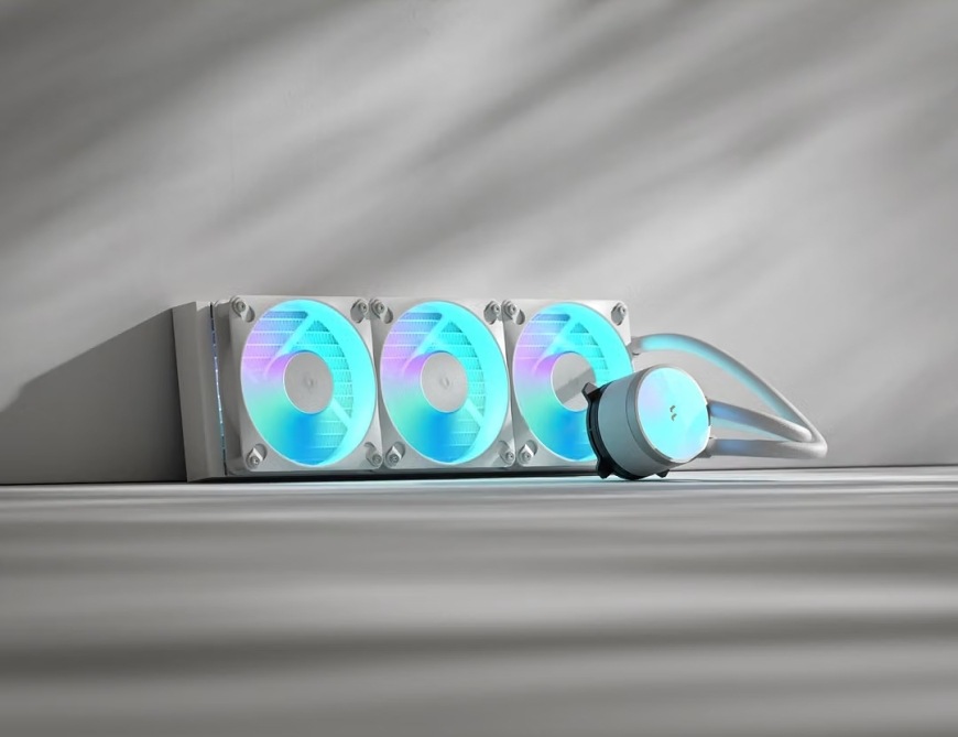 FRACTAL DESIGN Radius 360 RGB White s trojicou podsvietených ventilátorov, radiátorom a pumpou na svetlom podklade