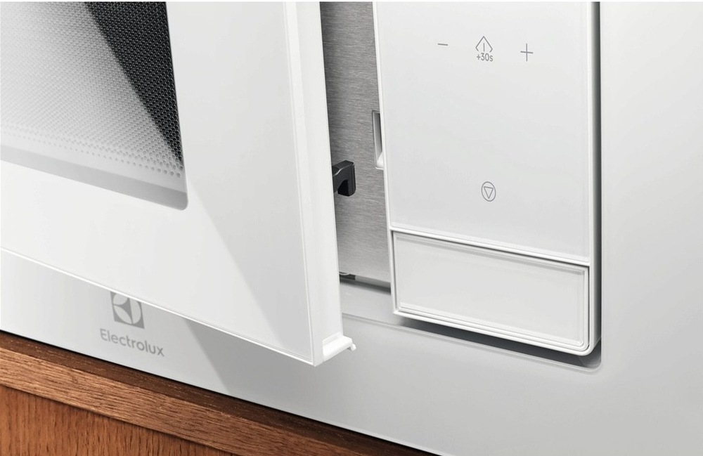 Mikrovlnná rúra Electrolux Série 600 LMS4253TBW biela Detail na pootvorené dvere mikrovlnnej rúry Electrolux.