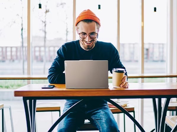 Notebook Lenovo IdeaPad 5 2-in-1 14AHP11 sivý Muž pracujúci na notebooku Lenovo IdeaPad 5 vybavenom webkamerou