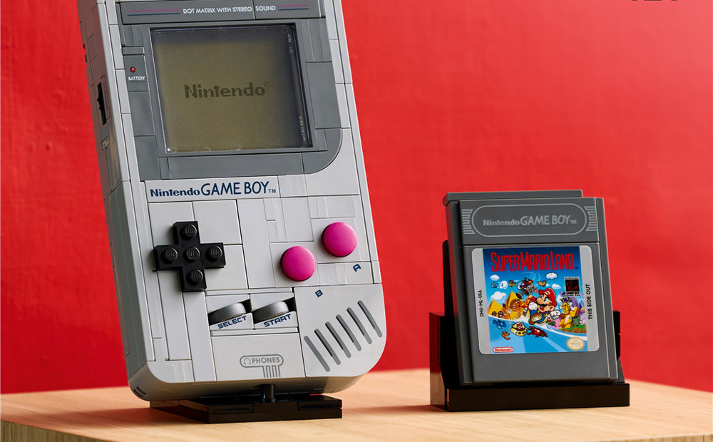 Stavebnica LEGO® Super Mario™ 72046 Game Boy™ Vrecková konzola Game Boy od spoločnosti Nintendo sa vracia v podobe detailnej repliky z kociek LEGO, ktorá vďaka mierke 1 : 1 pôsobí ako skutočné zariadenie