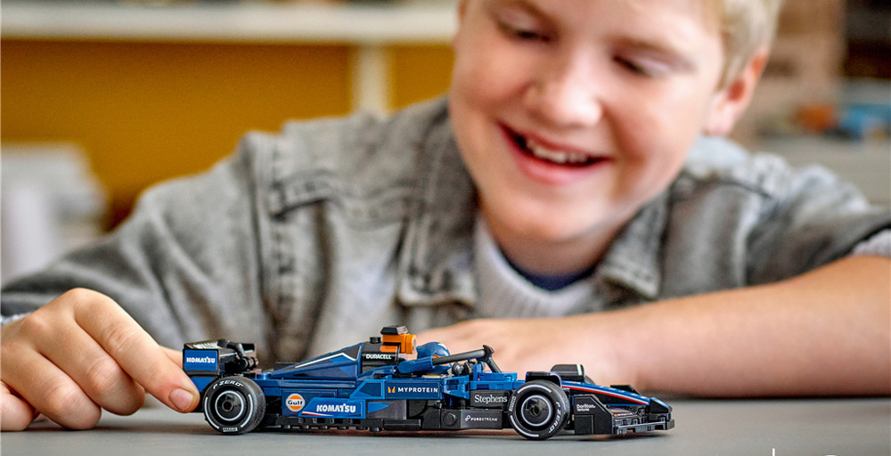 Williams Racing FW46 meria 20 cm na dĺžku a po pretekaní sa skvele hodí na vystavenie na poličke alebo v zbierke.