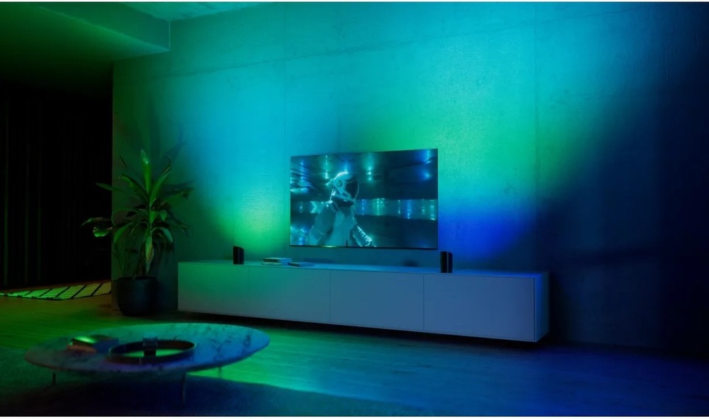 Stolové svietidlo Philips Hue Wall washer, 20W, EU/UK, White and Color Gradient (2 ks) čierna Ukážka nasvietenia obývacej izby