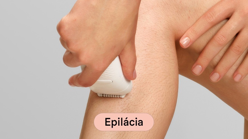 Žena drží v ruke epilátor Braun Silk-épil 5 SE5-011 a epiluje si s ním lýtko.