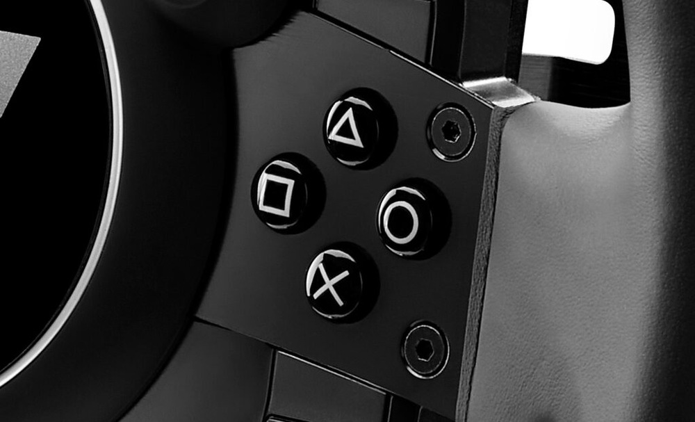 Volant Thrustmaster GT Wheel Add-on pro PC , PS5/4 čierny Detail tlačidiel a smerového kríža na pravej časti vola