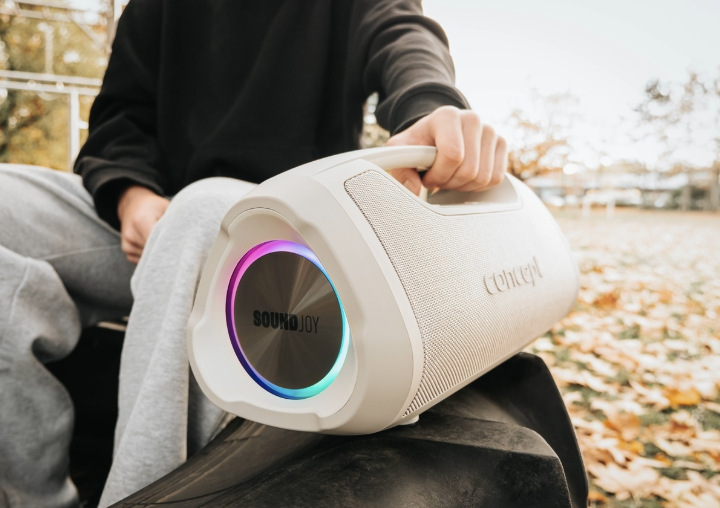 Prenášanie reproduktora Concept SoundJoy BR5061 za madlo s aktívnym LED osvetlením
