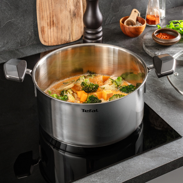 Kastról s pokrievkou Tefal Emotion+ E3284444, 20 cm nerez Zeleninová polievka vriaca sa v hrnci s pokrievkou Tefal E3284444 Emotion+ 20 cm v modernej kuchyni.
