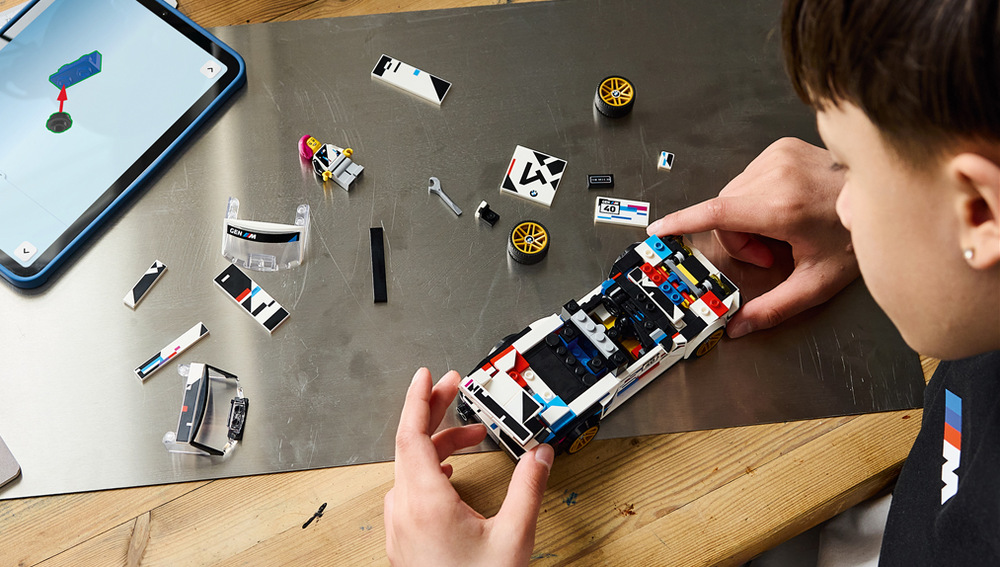 Model z 358 dielikov ponúka školákom interaktívne stavanie s aplikáciou LEGO Builder a 3D návodom. 