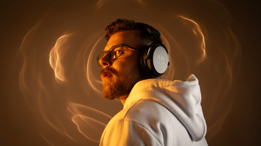 Headset ENDORFY VIRO Wireless čierny Užívateľ s nasadeným headsetom ENDORFY VIRO Wireless a grafickým znázornením priestorového zvuku
