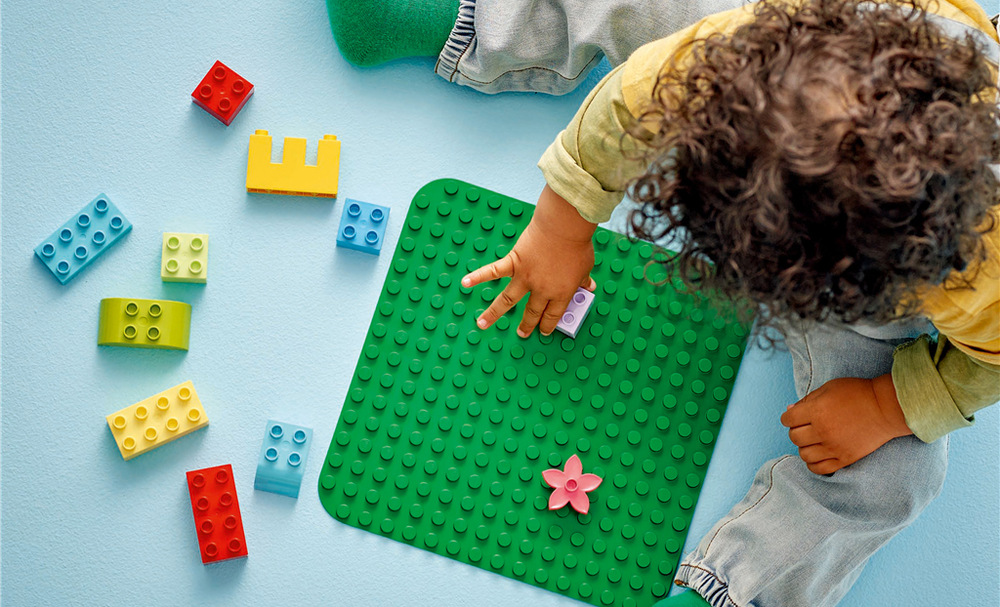 Stavebnica LEGO® DUPLO® 10460 Zelená podložka na stavění Podložku môžete kombinovať s kockami LEGO DUPLO a vytvárať na nej domčeky, farmy, zvieratá aj trasy.