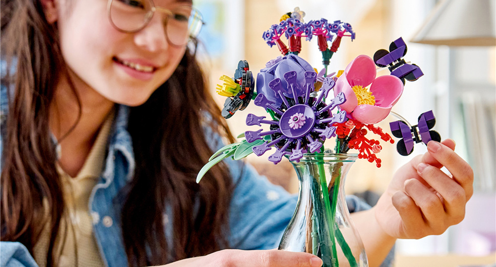 Stavebnica LEGO® Botanicals 11507 Kytička Olivie Rodrigo Kytica ukrýva odkazy na Oliviu Rodrigo v podobe gitarových okvetných lístkov, čerešní, hviezd a sŕdc.