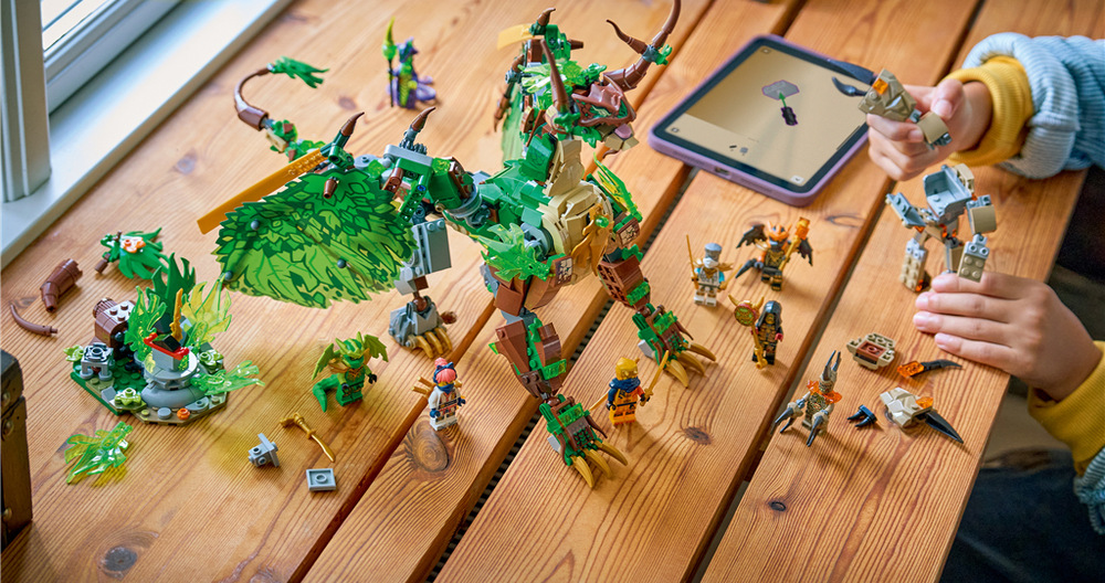 Stavebnica LEGO® NINJAGO® 71859 Drak života Pohyblivá čeľusť, hlava, krídla, nohy aj chvost umožňujú drakovi zaujať množstvo akčných pozícií a scenárov.