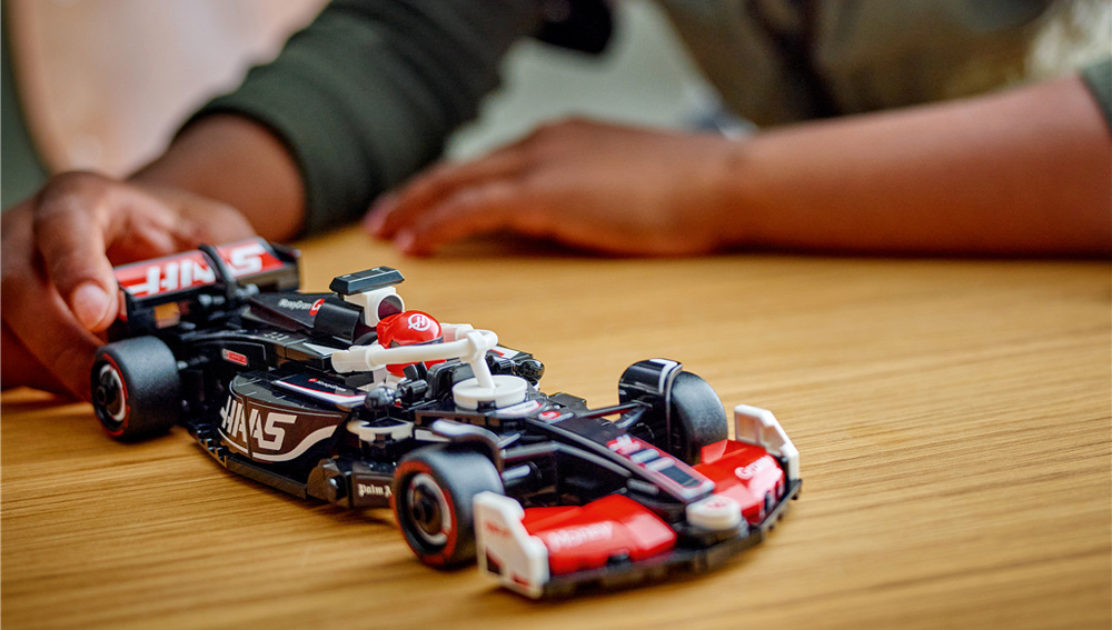 Stavebnica LEGO® Speed Champions 77250 Závodní auto MoneyGram Haas F1® Team VF-24 Model MoneyGram Haas F1 Team VF-24 prináša fanúšikom detailnú podobu skutočného monopostu z roku 2024.