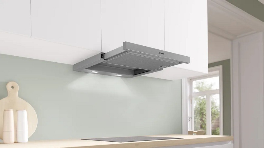 Vysunutý odsávač pár Bosch DFM064W55 v kuchynskej linke s pridanou dekoračnou lištou