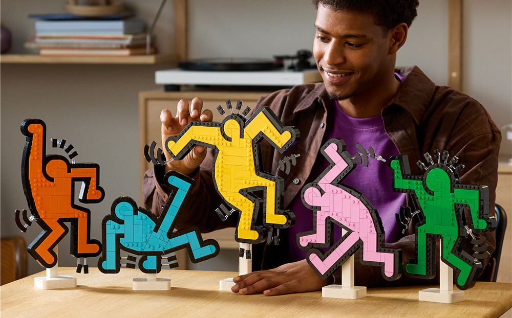 Stavebnica LEGO® Art 31216 Keith Haring – Tančící postavy Stavebnica LEGO Art zachytáva ikonické tancujúce postavy Keitha Haringa v originálnom priestorovom diele z kociek LEGO