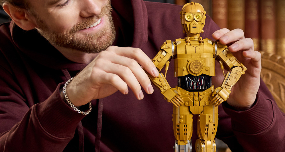 Stavebnica LEGO® Star Wars™ 75398 C-3PO™ C-3PO z kociek LEGO meria cez 38 cm a vďaka detailnému spracovaniu vynikne ako výstavný model
