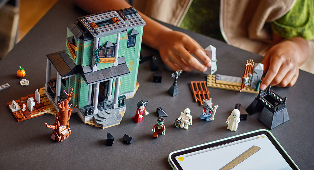 Stavanie so 736 kockami dopĺňa aplikácia LEGO Builder a hotový dom je možné vystaviť ako strašidelnú dekoráciu.