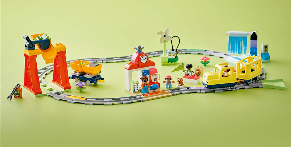 Stavebnica LEGO® DUPLO® 10428 Veľký interaktívny komunitný vláčik Rozsiahla železničná trať so 16 dielikmi koľají ponúka deťom veľa možností na stavanie, rozhodovanie a hranie.