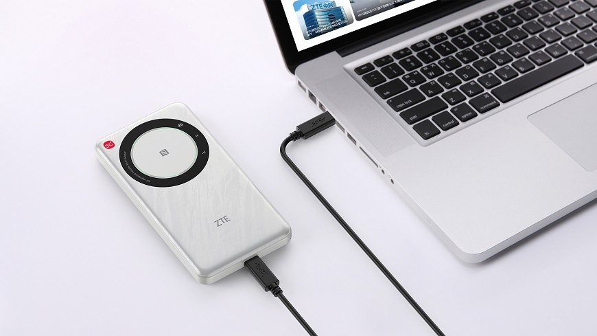 Router ZTE U30 Air 5G Mobile Wi-Fi biely Router ZTE U30 Air 5G Mobile Wi-Fi v bielom prevedení pripojený k notebooku pomocou kábla