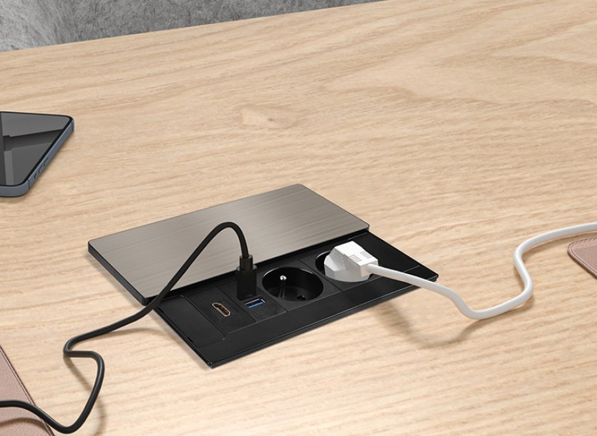 Zásuvkový modul Solight 2 zásuvky, HDMI, USB-A, USB-C, PD 20W, s posuvným krytom inštalovaný v pracovnej doske stola