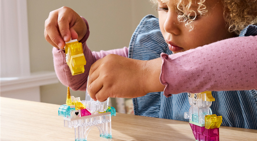 Stavebnica LEGO® Classic 11040 Kúzelná priehľadná krabička Kocky LEGO je možné opakovane prestavovať a kombinovať s ďalšími sadami pre dlhodobé kreatívne hranie.