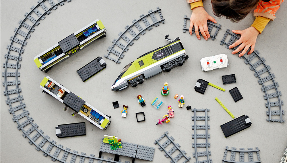 Stavebnica LEGO® City 60337 Expresní vláček Nástupište a šesť minifigúrok umožňujú rozohrávať rôzne situácie spojené s nastupovaním a cestovaním.