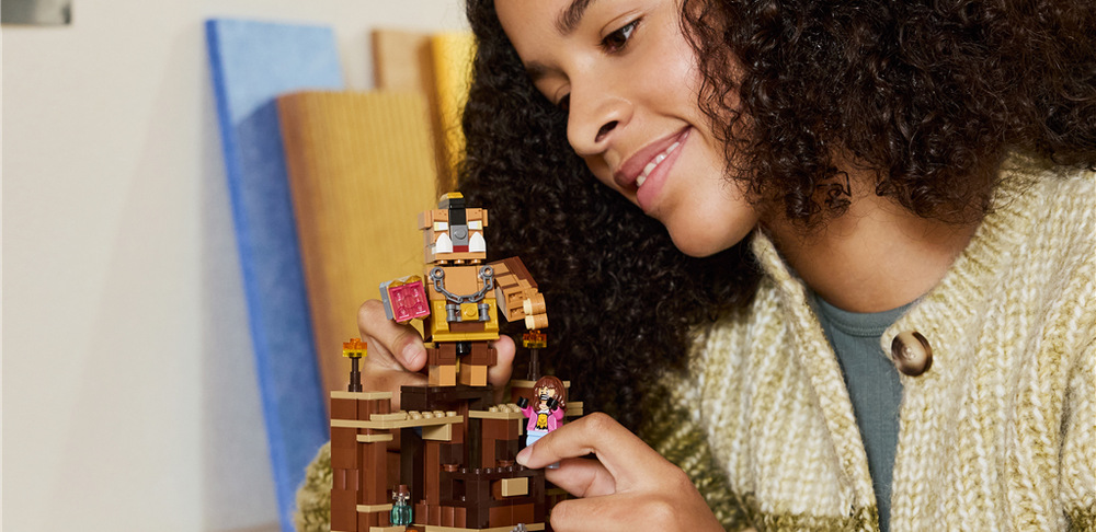 Stavebnica LEGO® Minecraft® 21272 Boxerský ring v Lesnom kaštieli Steve, Garrett, Henry, zombie, kuracie džokej a veľké ošípané prinášajú známe postavy, zbrane aj lektvary.