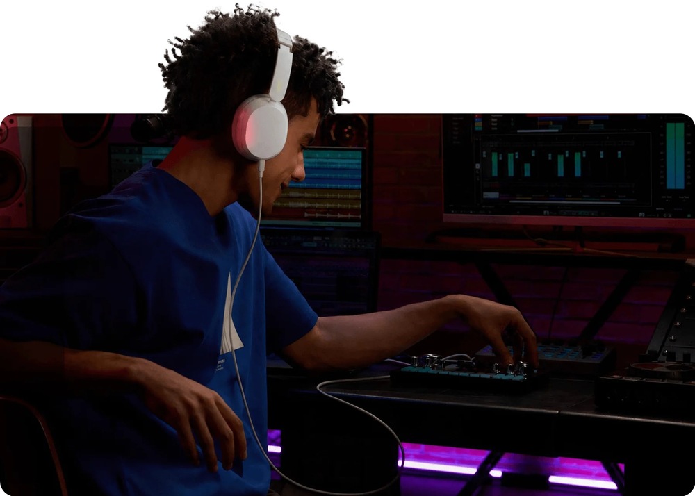 Slúchadlá Xiaomi REDMI Headphones Neo Obsidian biela Muž pracujúci v štúdiu má na hlave slúchadlá REDMI Headphones Neo s Hi-Res kvalitou zvuku