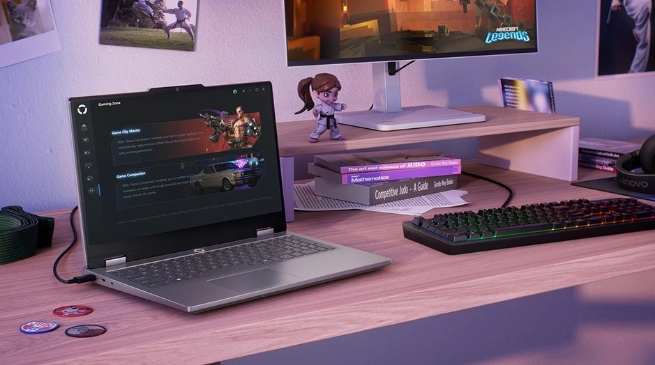 Notebook Lenovo LOQ na stole s otvoreným prehľadom výkonu a nastavením farebného podsvietenia klávesnice