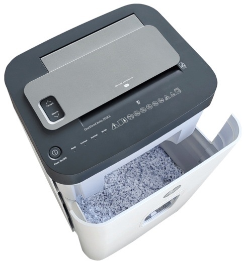 Skartovač HP OneShred Auto 200CC biely Skartovaný papier s malými časticami.