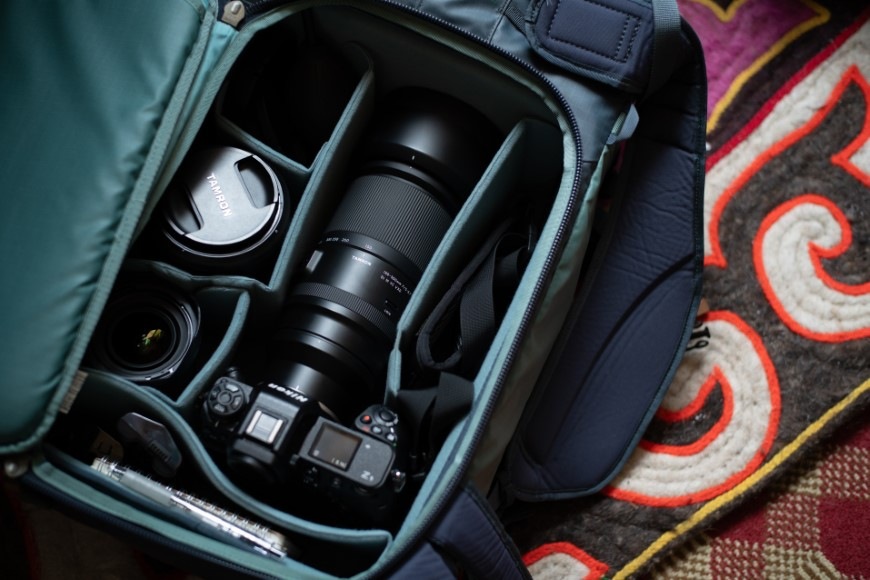 Fotoaparát s objektívom Tamron 150–500 mm f/5–6.7 v taške