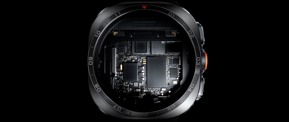 Detailný pohľad do vnútorného priestoru hodiniek Galaxy Watch Ultra2 vo farebnom prevedení Titanium Silver so športovým remienkom