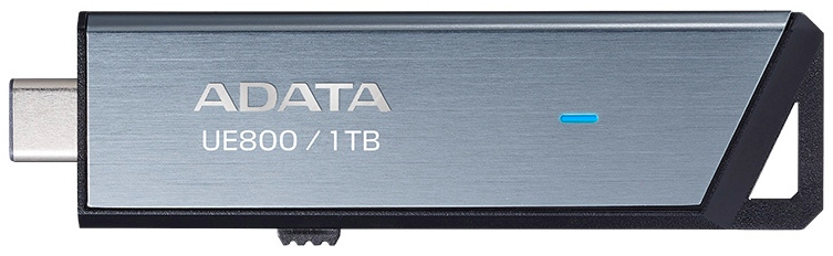Detail kovového tela ADATA UE800 1TB s výsuvným USB-C konektorom a LED indikáciou