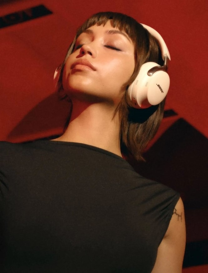 Žena relaxujúca so slúchadlami QuietComfort Ultra Headphones s potlačením hluku