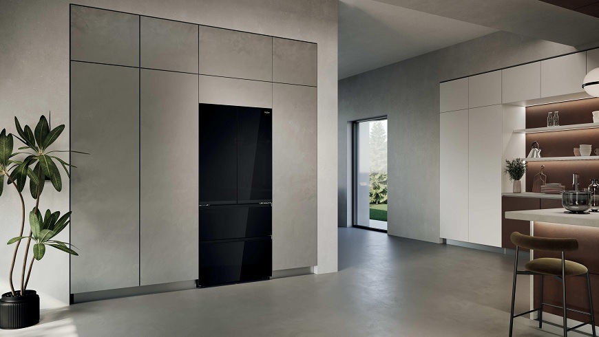 Americká chladnička Haier HFKR7819DNGB čierna/sklo čierna chladnička french door haier HFKR7819DNGB zabudovaná v stene, pohľad mierne zo strany