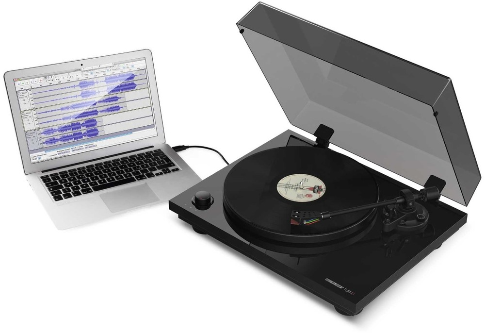 Gramofón Reloop HiFi Turn 3 MK2 pripojený k notebooku cez USB pre digitalizáciu vinylov