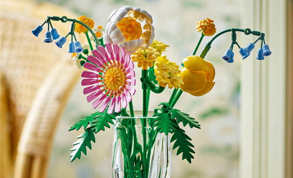 Stavebnica LEGO® Botanicals 10347 Drobná slunečná kytice Kytica môže deťom od deviatich rokov otvoriť svet LEGO Botanicals a vďaka aplikácii LEGO Builder uľahčiť stavanie.
