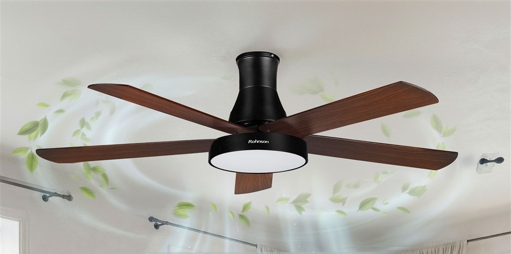 Stropný ventilátor Rohnson s LED svetlom v tmavom interiéri s diaľkovým ovládaním v detaile.