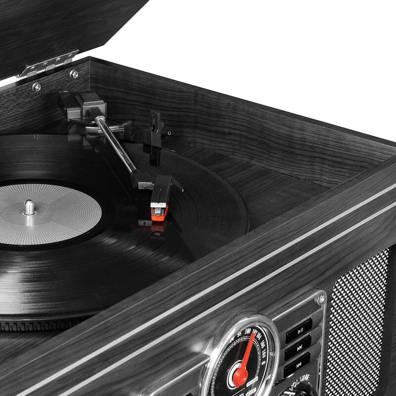 Gramofón Victrola VTA-200B sivý Detail gramofónového ramienka s prenoskou a ihlou nad vinylovou doskou