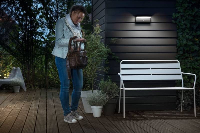 Nástenné svietidlo Philips Bustan, LED, senzor pohybu, neutrálna biela - antracitové Nástenné svietidlo Philips Bustan, LED, senzor pohybu, neutrálna biela - antracitové