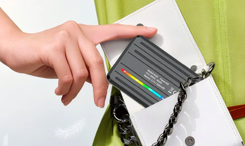 Kompaktný LED panel Rollei LUMIS Mini Creator RGB uložený v malej kabelke
