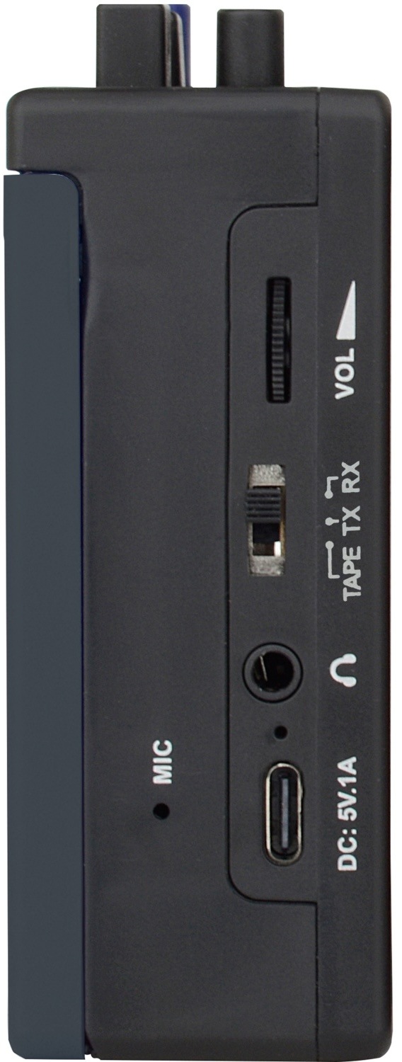 Detail bočných konektorov kazetového prehrávača AKAI vrátane USB-C, AUX a prepínača BT.