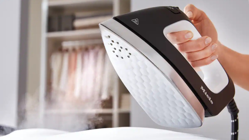 Žehliaci systém Miele B4847 FashionMaster 4.0 Žehlička z ktorej ide para