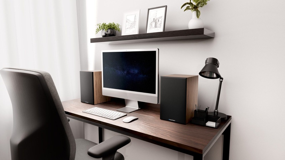 Reproduktory Blaupunkt BS40 (2 ks) čierne/hnedé Reproduktory Blaupunkt umiestnené na stole vedľa monitora.
