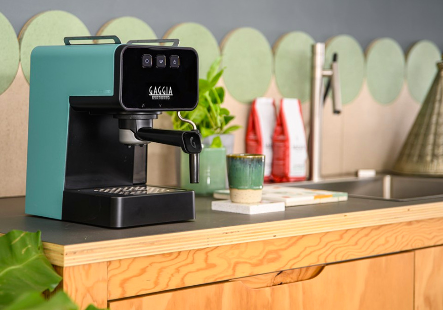 Pákový kávovar Gaggia Espresso De Luxe zelená umiestnený na modernej kuchynskej linke