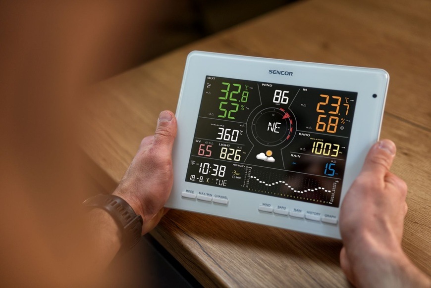 Farebný displej meteostanice Sencor SWS 16600 WiFi SH zobrazuje širokú škálu meteorologických údajov vrátane vonkajšej a vnútornej teploty, vlhkosti, smeru a rýchlosti vetra, UV indexu, atmosférického tlaku a množstva zrážok. Vďaka prehľadnému rozloženiu informácií a grafickému znázorneniu trendov poskytuje rýchly prehľad o aktuálnom počasí aj jeho vývoji. Meteostanicu je možné pohodlne umiestniť na stôl alebo policu, kde sú všetky údaje ľahko čitateľné na prvý pohľad.